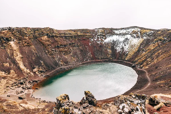 Озеро Керід (англ. Lake Kerid) - озеро або вулканічне озеро у кратері вулкана в Ісландії. Незвичайний червоний ґрунт, подібний до марсіанських ландшафтів.. — стокове фото