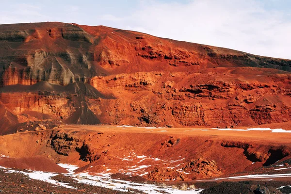 Марсіанські пейзажі в Ісландії. Червоний кратер вулкану Сейдісолар. Видобуток корисних копалин. Білий сніг лежить на червоній землі.. — стокове фото