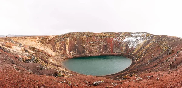 Jezero Kerid je kráter jezera nebo sopečné jezero, v kráteru sopky na Islandu. Neobvyklá červená půda, podobná marťanské krajině. — Stock fotografie