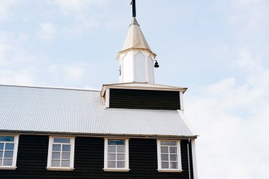 İzlanda 'daki siyah kilise. İzlanda 'nın Snaefellsnes yarımadasında Budir' in ünlü pitoresk siyah kilisesinin bulunduğu pitoresk sonbahar manzarası