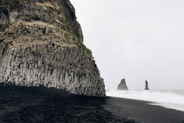 İzlanda 'daki Black Beach Vik. Atlantik Okyanusu dalgaları. Sahildeki bazalt sütunlar.