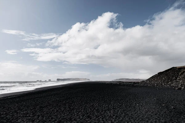 Black Sand Beach Reynisfjara på Island. En blåsig morgon. Havsvågor. — Stockfoto