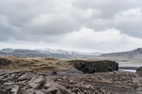 Droga na horyzont, ośnieżone skaliste góry. Blisko Black Beach Vik, Islandia. — Zdjęcie stockowe