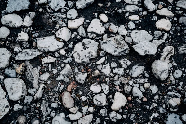 Un gros plan de texture De légères pierres de basalte dans le sable noir, sur la plage noire de Vik, en Islande . — Photo