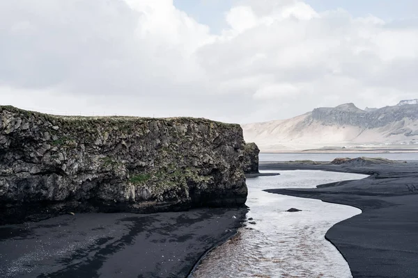 Plage de sable noir et le mont basalte Reynisfjall, Vik, Islande . — Photo