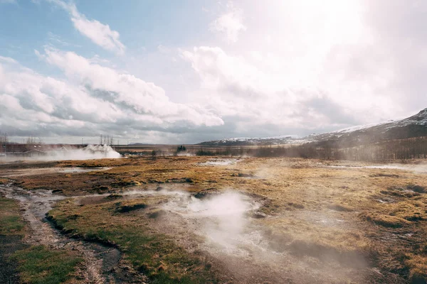 Geyser-völgy Izland délnyugati részén. A híres turista attrakció, Geysir. A Haukadalur geotermikus övezet. Strokkur gejzír a Laugarfjall domb lejtőin. — Stock Fotó