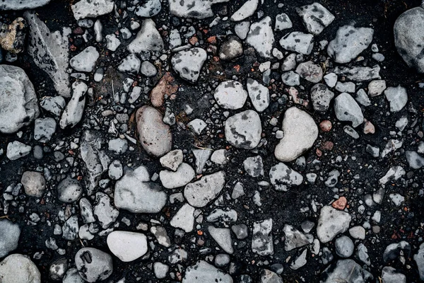 Un gros plan de texture De légères pierres de basalte dans le sable noir, sur la plage noire de Vik, en Islande . — Photo