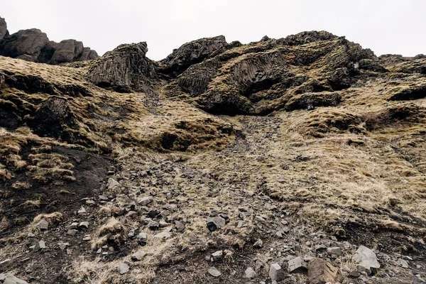 Un primer plano de la textura de las montañas en Islandia. Rocas volcánicas de basalto, hojaldre cubierto de musgo . — Foto de Stock