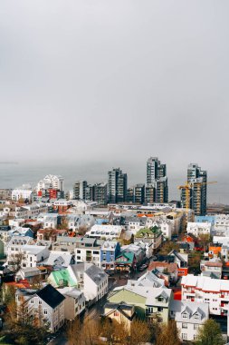 İzlanda 'nın başkenti Reykjavik' in Hallgrimskirkja kilisesinin tepesinden havadan görünüşü