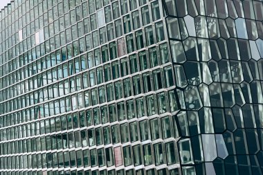 İzlanda Opera Harpa 'ya yakın çekim - İzlanda' nın başkenti Reykjavik 'teki konser salonu ve konferans merkezi.