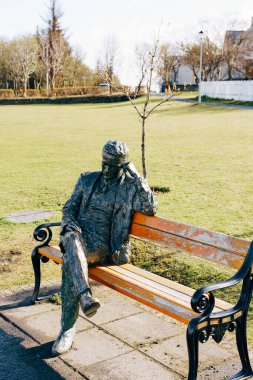 İzlanda 'nın başkenti Reykjavik' te Halla Gunnarsdottir 'in İzlandalı şair Tomas Gudmundsson' un heykeli. Halla Gunnarsdottir 'in İzlandalı şair Tomas Gudmundsson heykeli