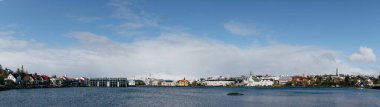 İzlanda 'nın başkenti Reykjavik' teki Tjodnin Gölü kıyısındaki binalar.