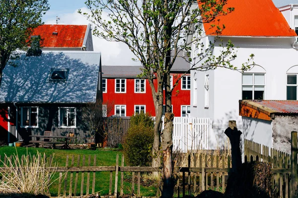 Backyard of traditional houses in Reykjavik, the capital of Iceland. White, black and red at home. — Stock Photo, Image