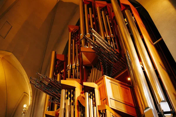 Die Orgel in der Hadlgrimskirkya ist eine lutherische Kirche in Reykjavik, der Hauptstadt Islands. — Stockfoto