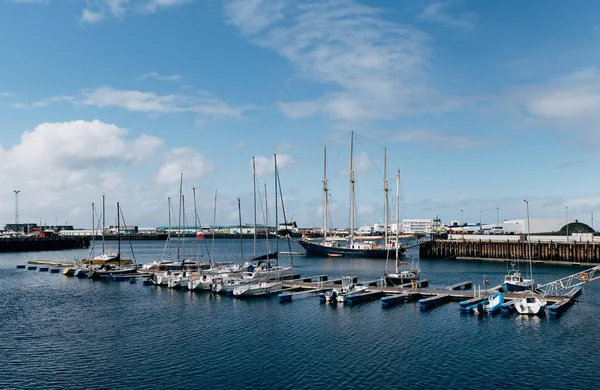 Navio à vela de madeira com três mastros atracados no porto de Reykjavik, na capital da Islândia . — Fotografia de Stock