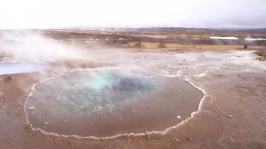 İzlanda 'nın güneybatısındaki Gayzer Vadisi. Meşhur turist eğlencesi Gaysir. Jeotermal bölge Haukadalur. Laugarfjall tepesinin yamaçlarında Strokkur gayzerleri.
