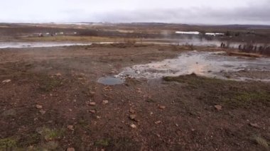 İzlanda 'nın güneybatısındaki Gayzer Vadisi. Meşhur turist eğlencesi Gaysir. Jeotermal bölge Haukadalur. Laugarfjall tepesinin yamaçlarında Strokkur gayzerleri.