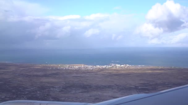 Das Flugzeug landet auf dem Flughafen Reykjavik in Island. Blick aus der Kabine des Passagierflugzeugs. — Stockvideo