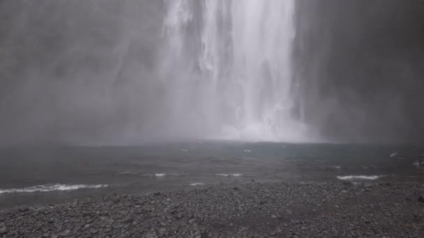 Waterval van Skogafoss in het zuiden van IJsland, aan de gouden ring. — Stockvideo