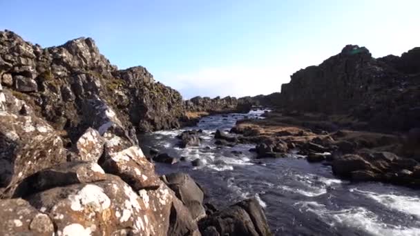 Rio de montanha de Ehsaraurfoss Falls, em Silfra Fault, Vale de Tingwedlir . — Vídeo de Stock