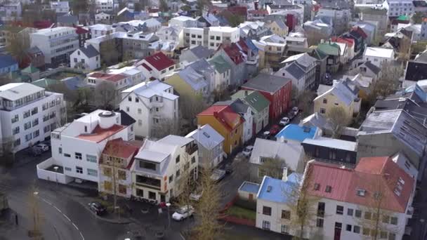 アイスランドのレイキャビク市の絵のような空中風景。ダウンタウン、中央通り、山や街を超えて海の景色。レイキャヴィクのハルグリムスカルカ大聖堂の上からの眺め — ストック動画