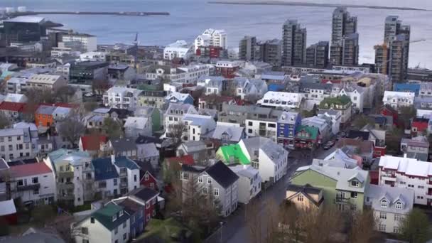 Όμορφη θέα του Ρέικιαβικ, πρωτεύουσα της Ισλανδίας από την κορυφή — Αρχείο Βίντεο