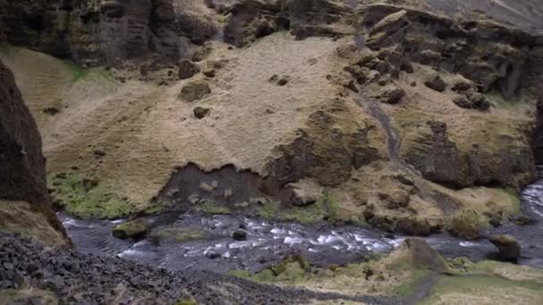 İzlanda 'nın dağları arasında tehlikeli bir vadide, sığ ve hızlı bir dağ nehri.. — Stok video