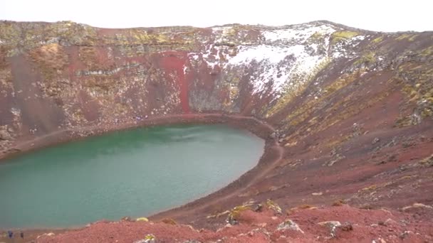Озеро Керид является кратерным озером или вулканическим озером, в кратере вулкана в Исландии. Необычная красная почва, похожая на марсианские пейзажи . — стоковое видео
