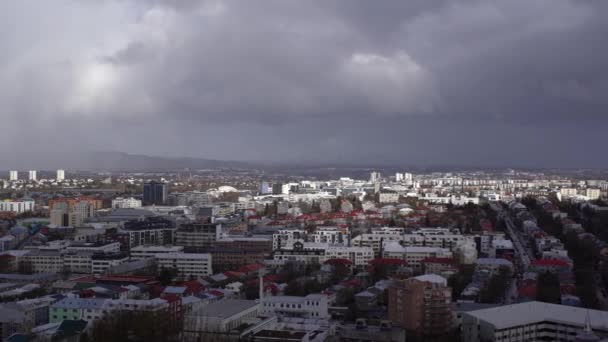 Vista aérea de la ciudad desde Hallgrimskirkja en Reykjavik, Islandia . — Vídeos de Stock