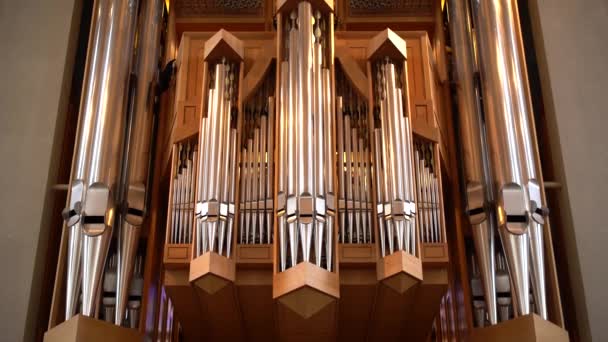 El órgano dentro de Hadlgrimskirkya es una iglesia luterana en Reikiavik, la capital de Islandia . — Vídeos de Stock
