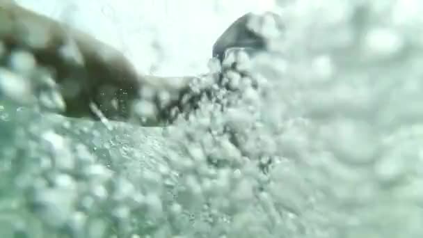 O rosto de um mergulhador mergulhando em uma máscara com um snorkel sob a água. Selfie subaquático de câmera lenta entre bolhas de ar . — Vídeo de Stock