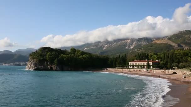Budva, Montenegro - 21 june 2019: Adriatic 에 위치 한 럭셔리 호텔. 빌라 밀로 커 와 퀸 비치. 몬테네그로에 있는 아만 스 베티 스테판 호텔의 일부. — 비디오