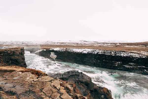 Wielki wodospad Gullfoss w południowej Islandii, na złotym pierścieniu. Turyści na pokładzie widokowym. — Zdjęcie stockowe