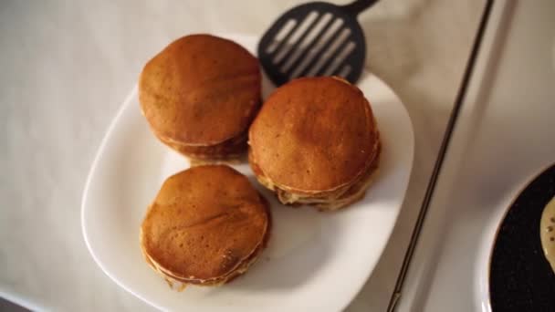 Ein Stapel Pfannkuchen und geröstete Pfannkuchen in einer Pfanne. — Stockvideo