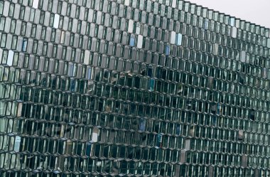 Reykjavik, İzlanda - 02 Mayıs 2019: İzlanda Opera Harpa - İzlanda 'nın başkenti Reykjavik' teki konser salonu ve konferans merkezi.
