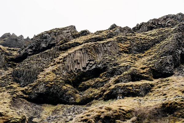 冰岛群山结构的特写。玄武岩火山岩,膨胀石,覆满苔藓. — 图库照片