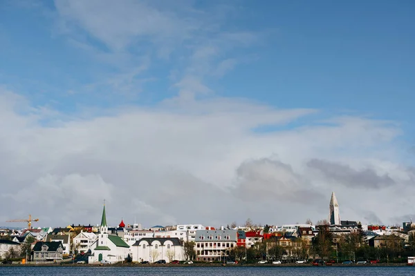 Épületek a Tjodnin-tó partján, Reykjavikban, Izland fővárosában. — Stock Fotó