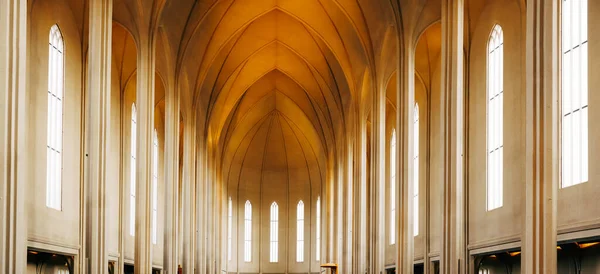 Reykjavik, Island - 02. Mai 2019: Das Innere der Hadlgrimskirkya-Kirche, einer lutherischen Kirche in Reykjavik, der Hauptstadt Islands. — Stockfoto