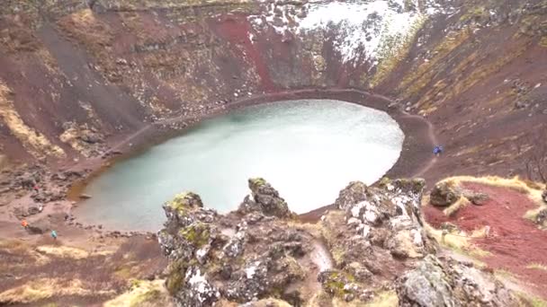 Jezero Kerid je kráter jezera nebo sopečné jezero, v kráteru sopky na Islandu. Neobvyklá červená půda, podobná marťanské krajině. — Stock video