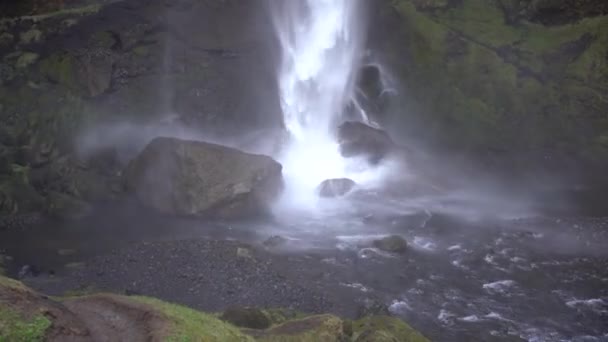 Kvernufoss vattenfall på södra Island, på en gyllene ring. — Stockvideo