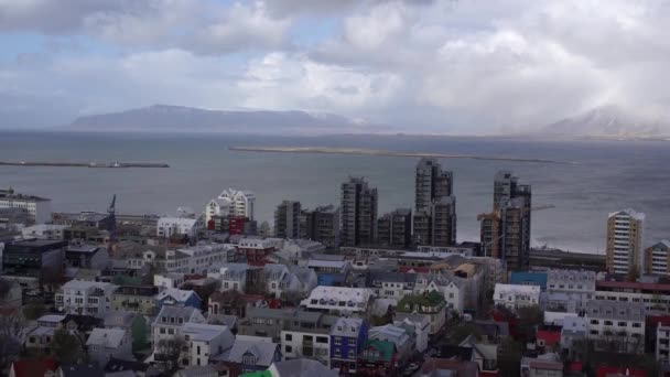 Vista aérea del paisaje urbano de Reikiavik, la capital de Islandia . — Vídeos de Stock