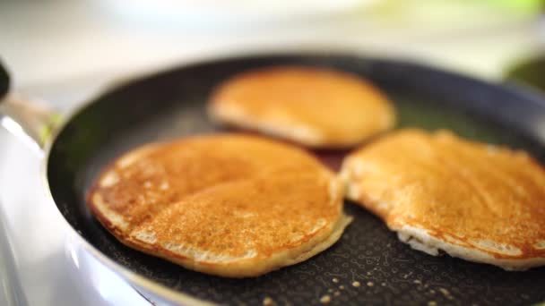 Close-up of golden punkies in a frying pan, light white haze. — Stok Video