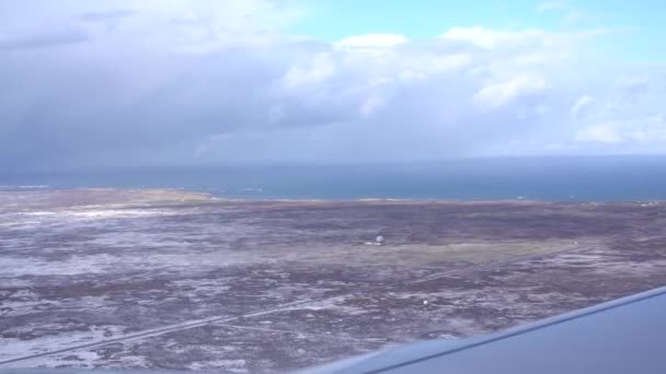 Uçak İzlanda 'daki Reykjavik Havaalanı' na iniyor. Yolcu uçağının kabininden görüntü. — Stok video