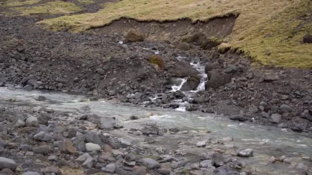 Nahaufnahme von Felsen im Gebirgsfluss, schnell von fließendem Wasser gespült. — Stockvideo