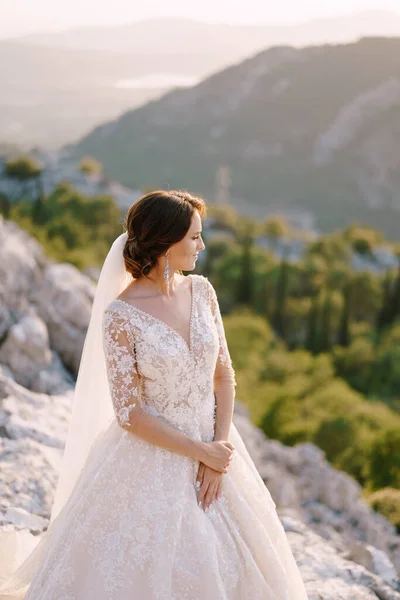 Képzőművészeti úti cél esküvői fotó Montenegróban, Mount Lovchen. — Stock Fotó