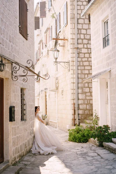 Foto di nozze in Montenegro, Perast. Sposa su una vecchia strada vicino a una casa in pietra . — Foto Stock