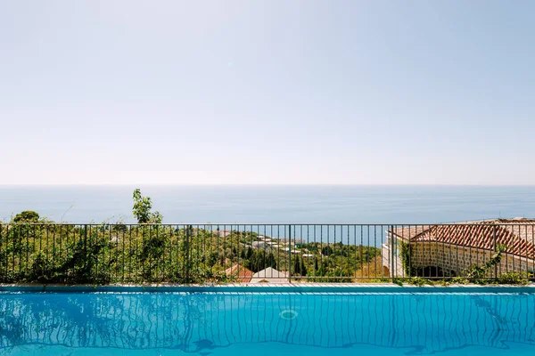 Poolen vid villan på berget, med utsikt över havet. — Stockfoto