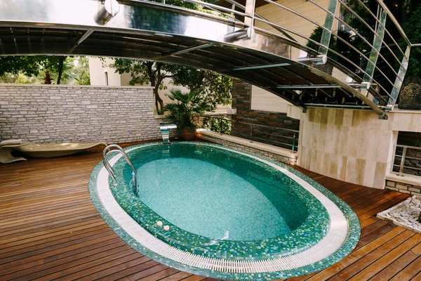 La piscina ovalada turquesa en la villa . — Foto de Stock