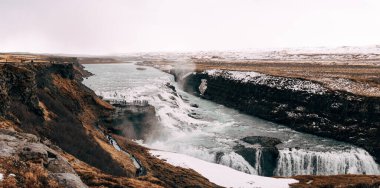 Güney İzlanda 'daki Büyük Şelale Gulfoss, altın yüzükle. Gözlem güvertesinde turistler.
