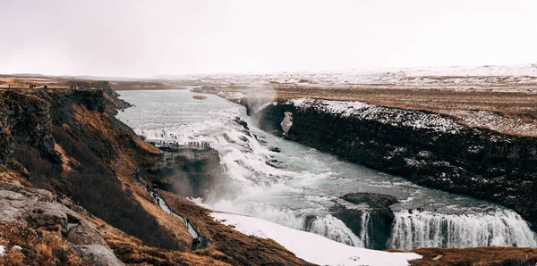 A Grande Cachoeira Gullfoss no sul da Islândia, no anel dourado. Turistas no convés de observação . — Fotografia de Stock